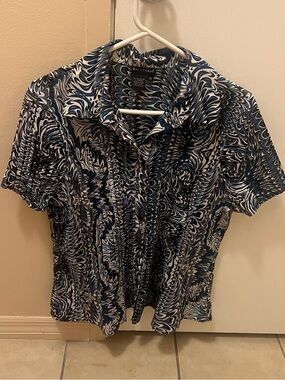 Bay Studio Blue & White Swirl Short Sleeve Shirt